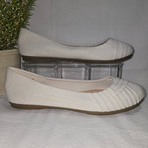 AMERICAN EAGLE LOWER EAST SIDE WOMENS BREE PLEATED BALLET FLATS WHITE SIZE 9.5 - Picture 2 of 6